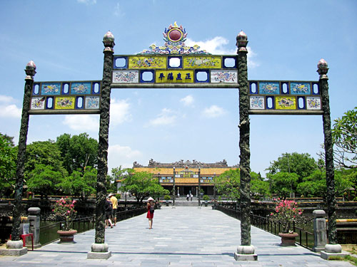 Thuê xe ô tô tham quan 2 điểm ở Huế