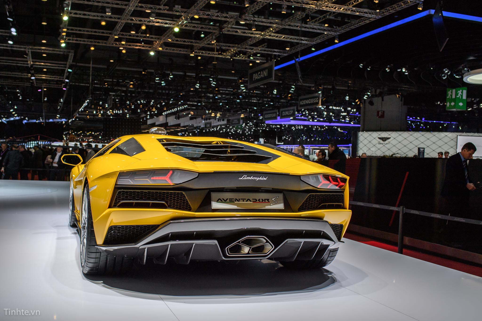 Lamborghini Aventador S - Cho thuê xe miền trung
