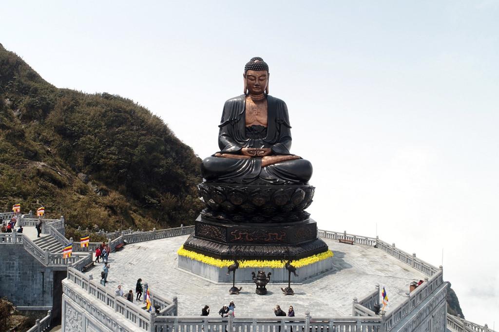 Đại tượng Phật A Di Đà